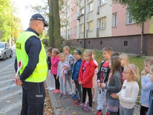 Policjant podczas zajęć profilaktycznych z dziećmi ze szkoły podstawowej