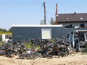 Podzespoły samochodowe w miejscu działania policjantów