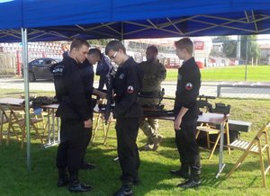 na zdjęciu widać uczniów oglądających broń