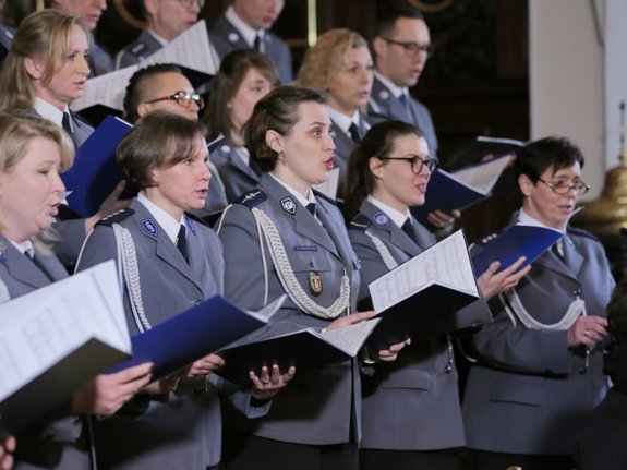 Chór Komendy Stołecznej Policji w Bazylice św. Krzyża w Warszawie