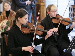 Chór Komendy Stołecznej Policji w Bazylice św. Krzyża w Warszawie