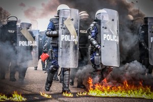 Policjanci Oddziału Prewencji podczas ćwiczeń.