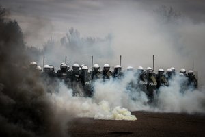 Policjanci Oddziału Prewencji podczas ćwiczeń.