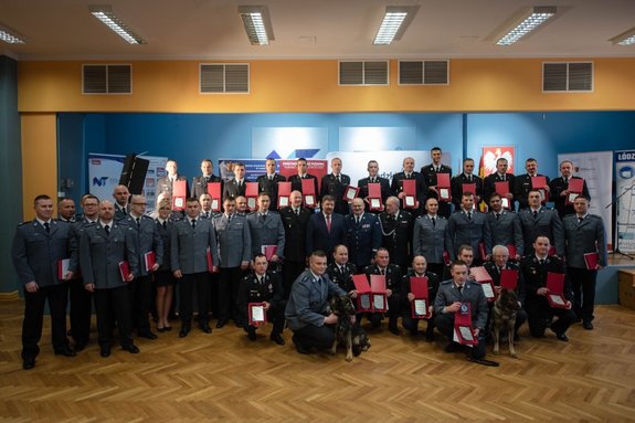 zdjęcie pamiątkowe wszystkich laureatów i ich przęłożonych wraz z marsząłkiem i wojewodą.