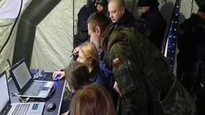 uczestnicy szkolenia przed monitorami