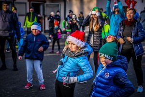 Uczestnicy biegu podczas rozgrzewki