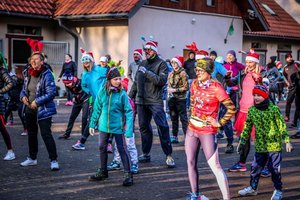 Uczestnicy biegu podczas rozgrzewki