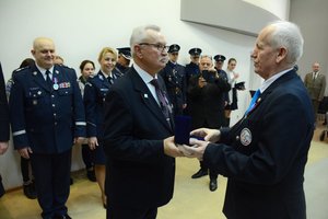 odznaczenie odbiera wiceprezes Rodziny Policyjnej 1939 w Łodzi Józef Kuczka