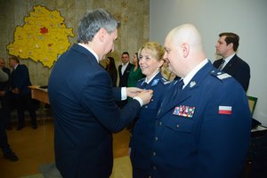 prezes rodziny policyjnej przypina odznaczenie dyrektor Biura Komunikacji Społecznej KGP