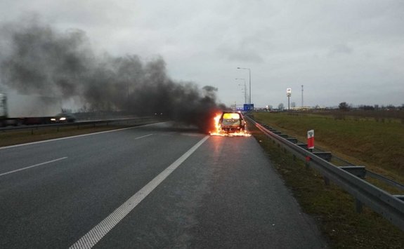 Płonące auto.