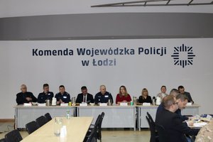 Kierownictwo i zaproszeni goście siedzący za stołem prezydialnym.