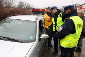 Akcja zwolnij, jak kocha to poczeka. policjanci ruchu drogowego wręczają serduszka kierowcom, którzy nieznacznie przekroczyli prędkość.