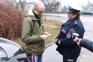 Akcja zwolnij, jak kocha to poczeka. policjanci ruchu drogowego wręczają serduszka kierowcom, którzy nieznacznie przekroczyli prędkość.