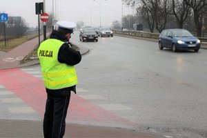 Akcja zwolnij, jak kocha to poczeka. policjanci ruchu drogowego wręczają serduszka kierowcom, którzy nieznacznie przekroczyli prędkość.