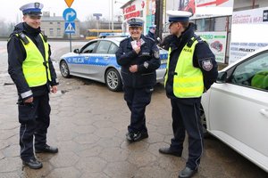 Akcja zwolnij, jak kocha to poczeka. policjanci ruchu drogowego wręczają serduszka kierowcom, którzy nieznacznie przekroczyli prędkość.