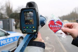 Akcja zwolnij, jak kocha to poczeka. policjanci ruchu drogowego wręczają serduszka kierowcom, którzy nieznacznie przekroczyli prędkość.