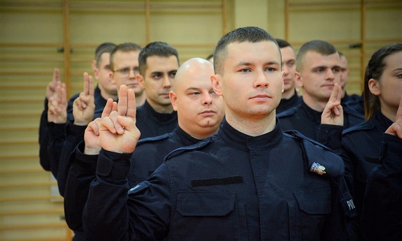 Nowo przyjęci policjanci podczas ślubowania.