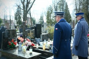 Komendant wojewódzki oraz Zastępca Naczelnika Wydziału Komunikacji Społecznej w Łodzi salutują nad grobem policjantów.