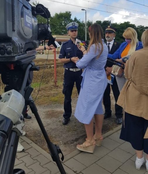 Policjanci opowiadają o akcji.