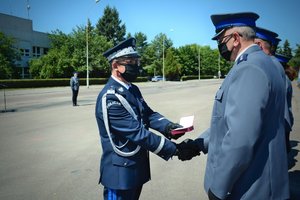 Wręczanie odznaczeń przez wojewodę i komendanta wojewódzkiego.