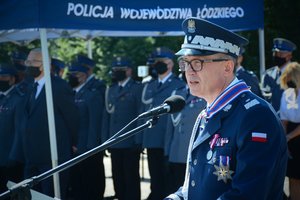 Pododdziały na placu apelowym i wystąpienie komendanta wojewódzkiego policji.