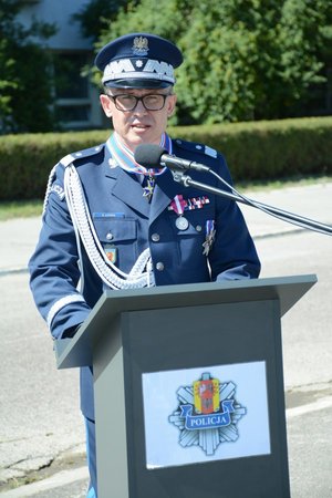 Pododdziały na placu apelowym i wystąpienie komendanta wojewódzkiego policji.