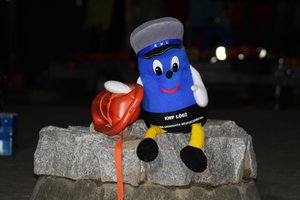 Policyjna maskotka kom. Błysk z bojką ratunkową.
