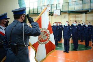 Sala gimnastyczna oddziału prewencji policji w Łodzi, uroczystość ślubowania, poczet sztandarowy komendy wojewódzkiej policji w Łodzi.