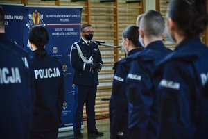 sala gimnastyczna oddziału prewencji policji w Łodzi, uroczystość ślubowania, komendant przemawia do nowo przyjętych policjantów