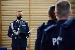 Sala gimnastyczna Oddziału Prewencji Policji w Łodzi. uroczystość ślubowania policjantów. Komendant czyta rotę ślubowania.