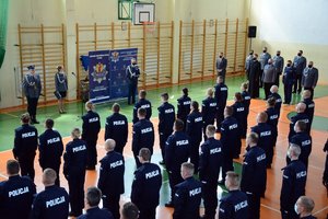 Sala gimnastyczna Oddziału Prewencji Policji w Łodzi. Uroczystość ślubowania policjantów. Przemówienie komendanta widok ogólny.