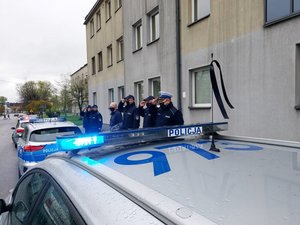 Radiowozy i policjanci.