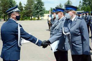 Komendant gratuluję policjantce mianowania na stopień oficerski.