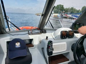 pulpit łodzi motorowej policji wodnej