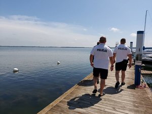 idacy po pomoście policjanci z wodnej