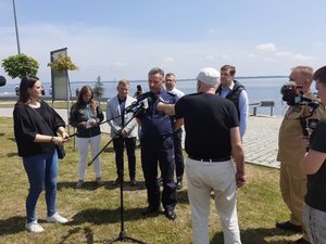 komendant podczas brifingu prasowego, obok media i wojewoda