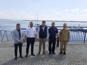 pięciu meżczyzn, w tym dwóch mundurowych