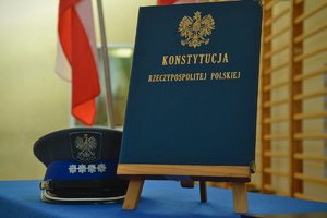 Czapka policyjna i konstytucja.