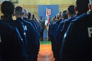 Policjanci podczas uroczystości ślubowania.