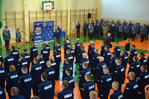 Policjanci stoją na sali gimnastycznej.
