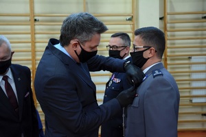 Jarosław Olbrychowski wręcza medal Zastępcy Komendanta Wojewódzkiego Policji w Łodzi.