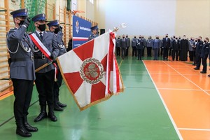 Sala gimnastyczna Oddziału Prewencji Policji w Łodzi, uroczystość ślubowania nowo przyjętych policjantów, poczet sztandarowy.