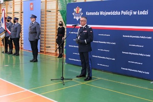 Sala gimnastyczna Oddziału Prewencji Policji w Łodzi, uroczystość ślubowania nowo przyjętych policjantów, przemowa komendanta.