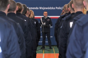 Sala gimnastyczna Oddziału Prewencji Policji w Łodzi, uroczystość ślubowania nowo przyjętych policjantów, przemowa komendanta.