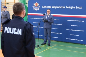 Sala gimnastyczna Oddziału Prewencji Policji w Łodzi, uroczystość ślubowania nowo przyjętych policjantów, przemowa wicemarszałka.