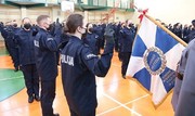 Sala gimnastyczna Oddziału Prewencji Policji w Łodzi, uroczystość ślubowania nowo przyjętych policjantów.