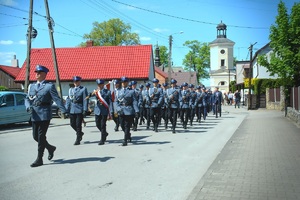 Maszerujący policjanci.