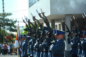 Policjanci przy salwie honorowej.