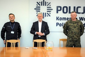budynek KWP w Łodzi, komisja losuje drużyny do poszczególnych grup
