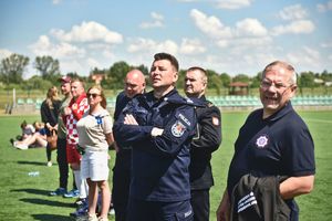 Mundial Uniejów, obiekt sportowy w Uniejowie, komendant obserwuje zmagania zawodników na boisku.